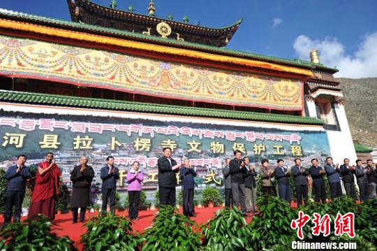 བླ་བྲང་བཀྲ་ཤིས་འཁྱིལ་ལ་ཞིག་གསོ་རྒྱ་ཆེན་པོ་གནང་བཞིན་པ།